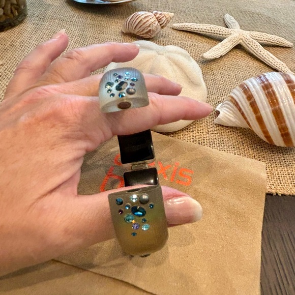 Alexis Bittar crystal lucite hinged bracelet - Picture 4 of 4